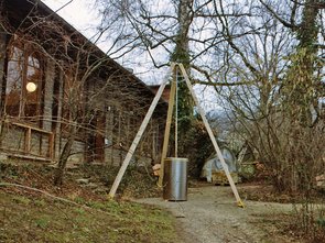 Vor dem Eingang zum Ausstellungslokal Vor dem Eingang zum Ausstellungslokal